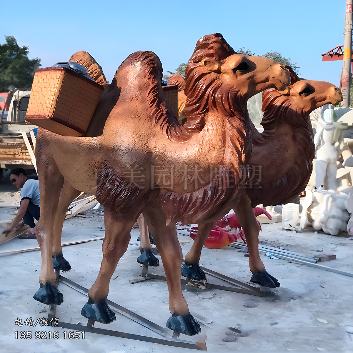 駝著貨物的仿真駱駝雕塑