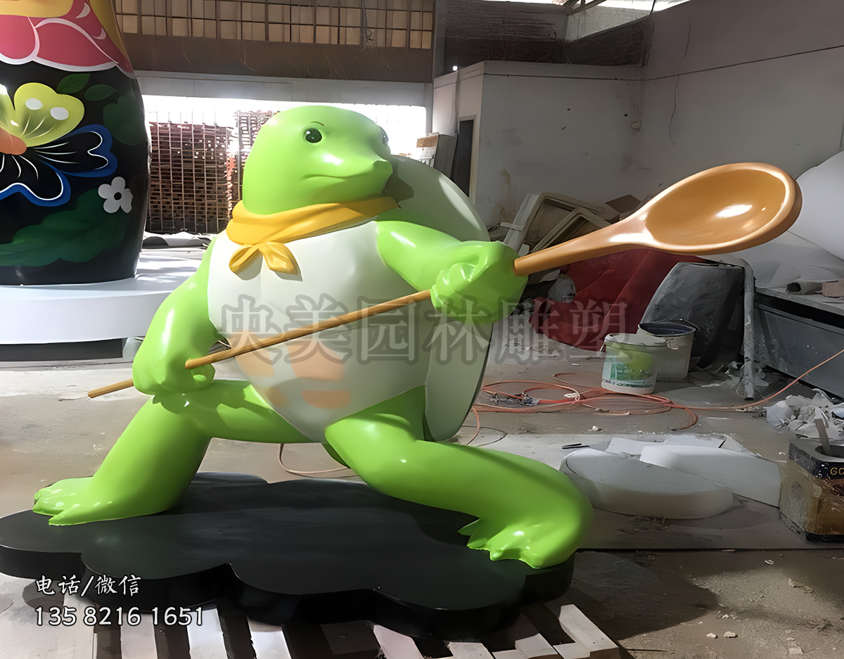 功夫龜，雙手拿勺子的卡通烏龜造型雕塑