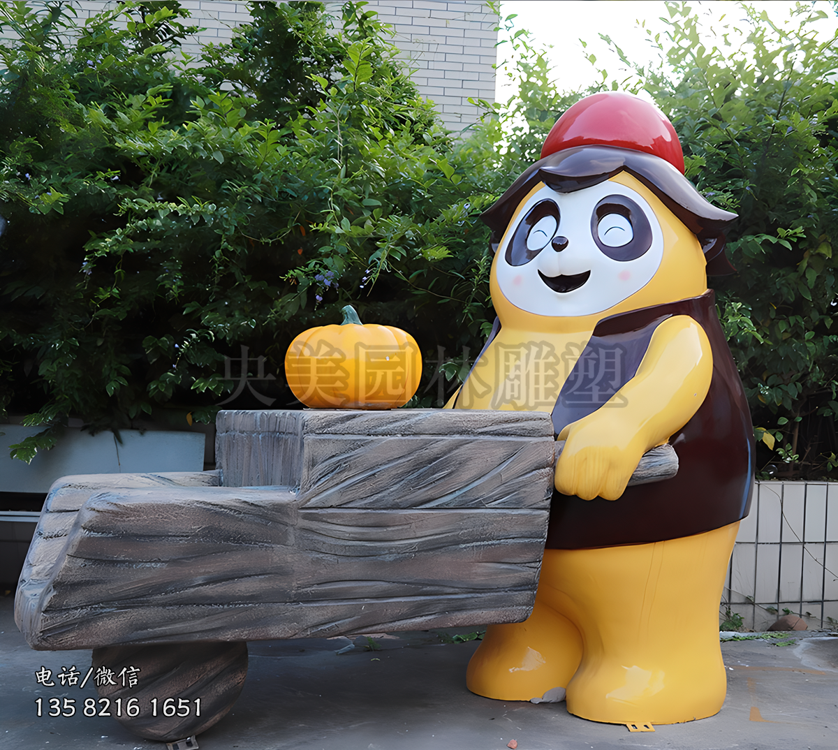 推獨輪車的玻璃鋼卡通熊貓雕塑